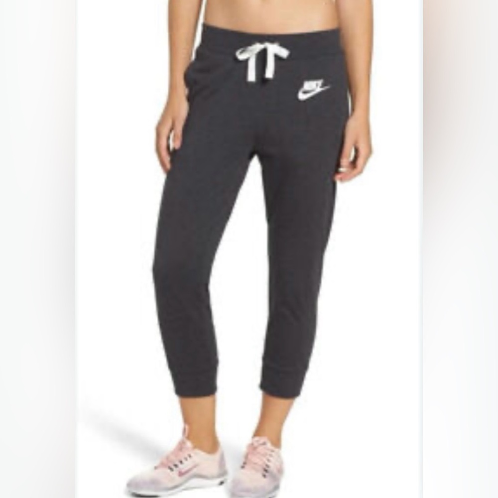 Nike cropped joggers pants with pockets